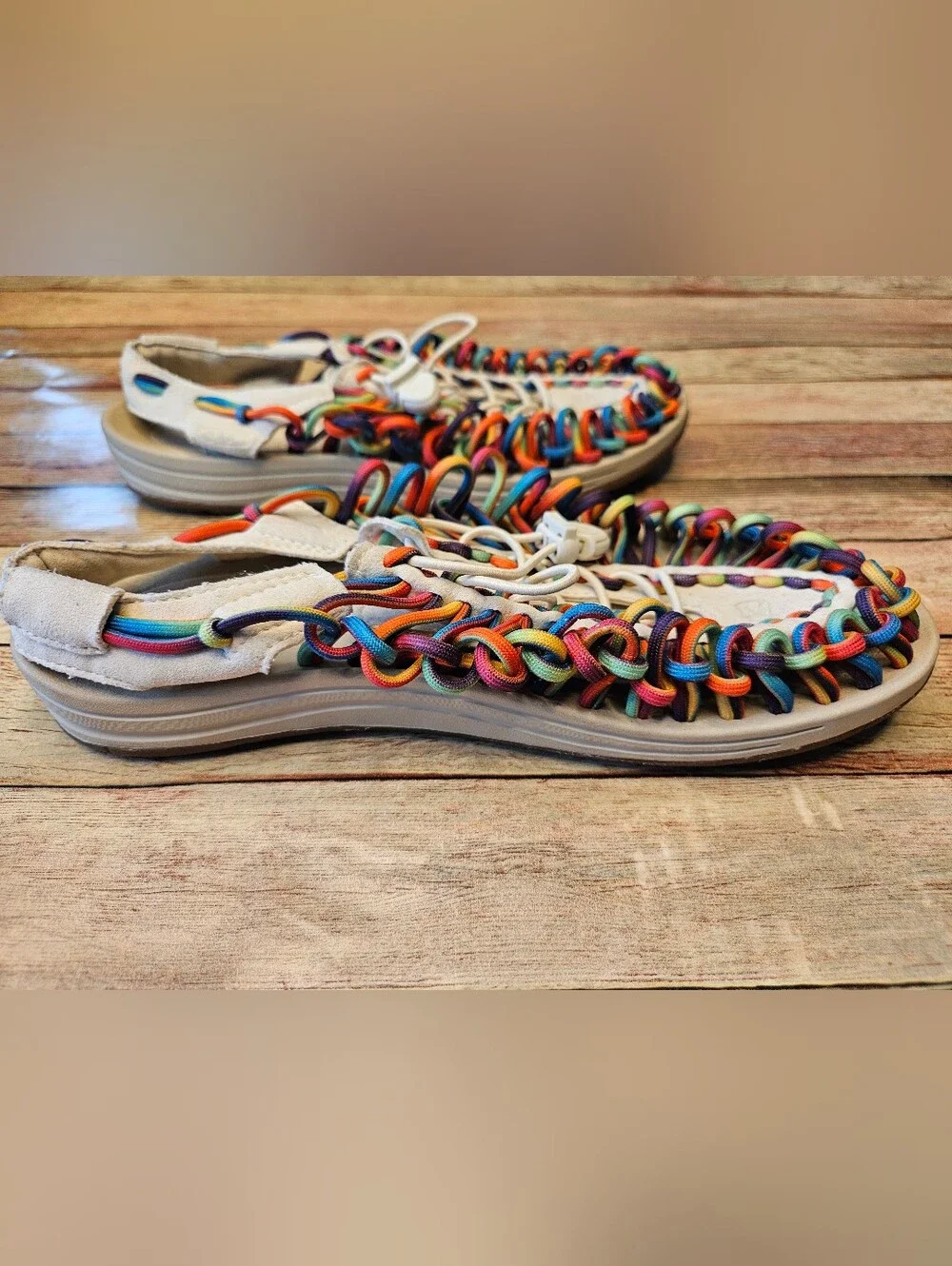 KEEN Uneek Sandals in Original Tie Dye/Birch. Size 9